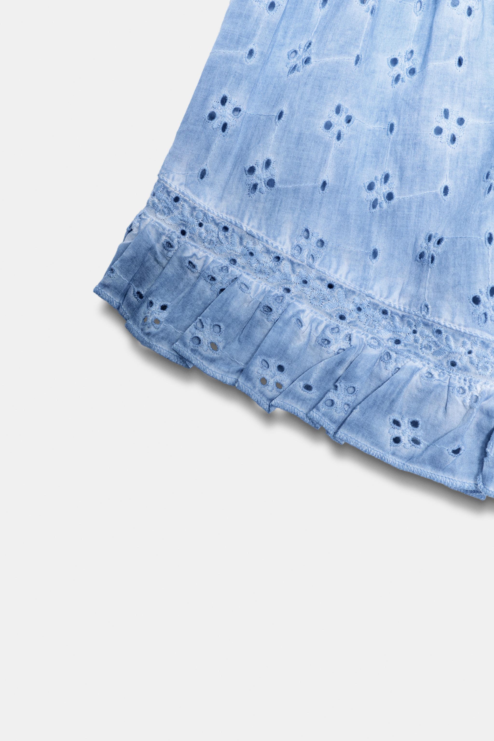 SHORT EFFET DÉLAVÉ BRODERIES PERFORÉES
